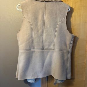 Buff colored faux suede vest. Great ribbed color color accent. Open front.
